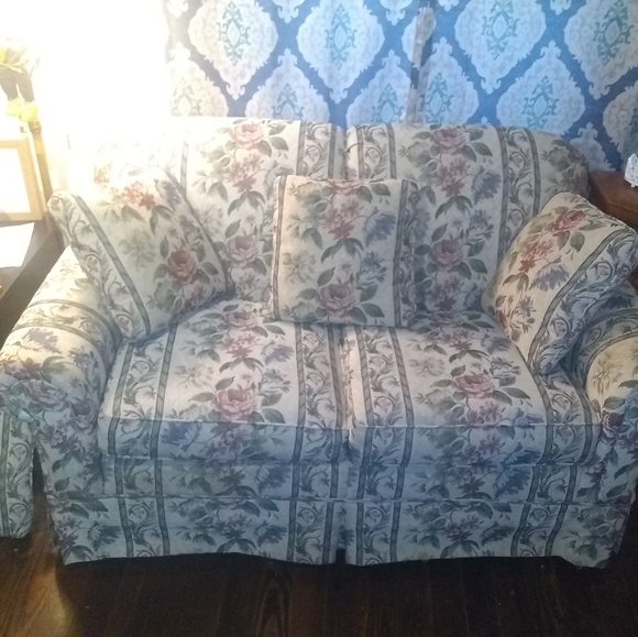 Love Seat. Floral Pattern. - Picture 1 of 1